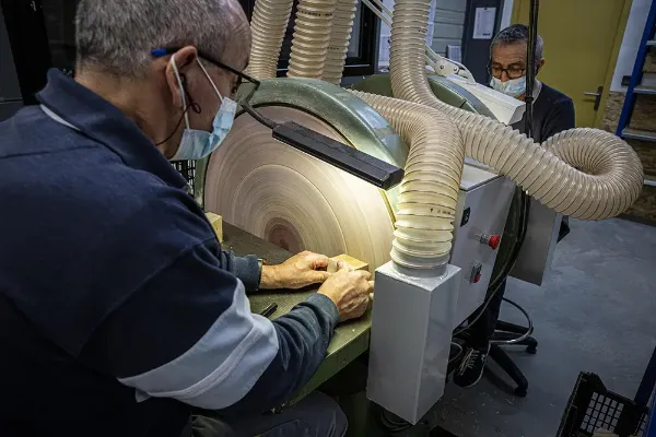 Machine d’usinage de bois avec un système d’aspiration des poussières de bois